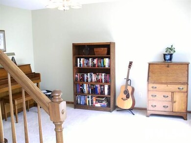 704 N Meadows Ct, Davenport, IA 52806 - photo 5