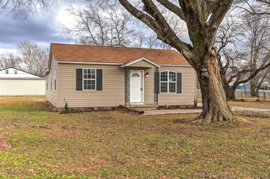 110 S Vann St, Chouteau, OK 74337 - photo 4