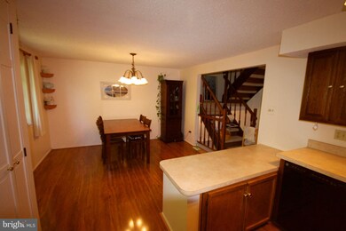 8665 Rising Creek Ct, Springfield, VA 22153 - photo 7