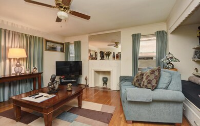 Downstairs Unit- Living Room (2)
