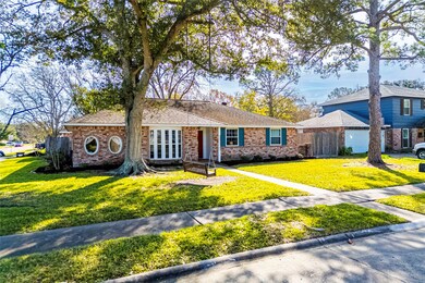 201 Stonehenge Ln, Friendswood, TX 77546 - photo 2
