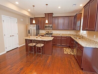 GORGEOUS GOURMET KITCHEN FEATURES STAINLESS STEEL 