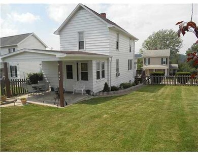 807 Forest St, Latrobe, PA 15650 - photo 2