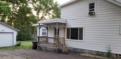 5865 Side view w garage
