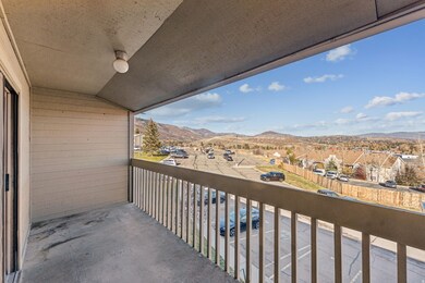 Balcony featuring a mountain view