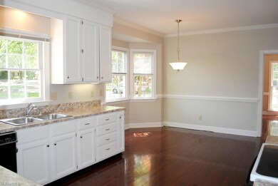 Kitchen & Breakfast