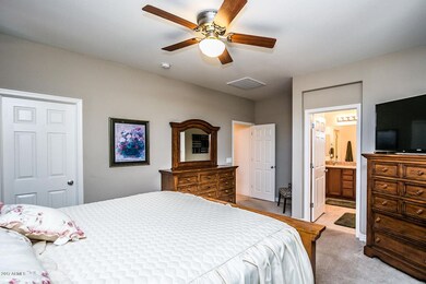 2232 E Gillcrest Rd-24