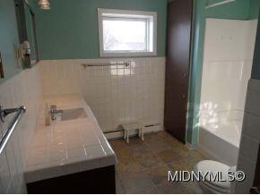 Upstair large bathroom