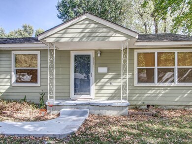 813 S Russell St, Skiatook, OK 74070 - photo 2