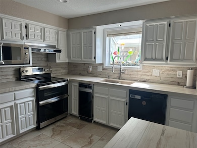Kitchen with Bay Window and Dry Aquarium