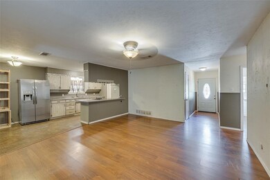 508 E Redbud Dr, Hurst, TX 76053 - photo 3