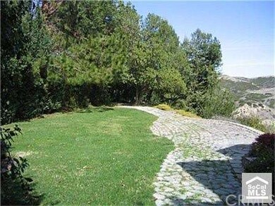 Spacious pool-sized plateau in yard