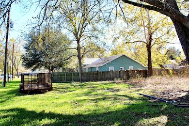 628 Austin St, Columbus, TX 78934 - photo 4