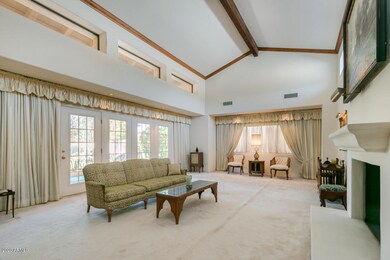 IMPRESSIVE LIVING ROOM