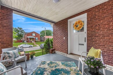 Lovely Front porch to relax and watch the world go