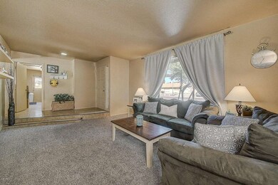102-FrontRoom
