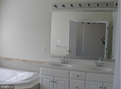 42939 Shelbourne Square, Chantilly, VA 20152 - photo 2