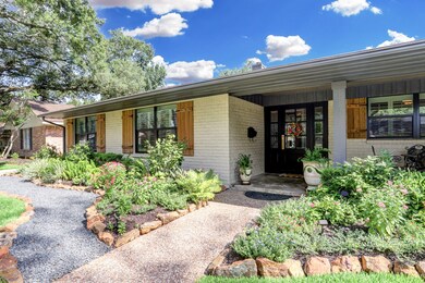 10018 Burgoyne Rd, Houston, TX 77042 - photo 3