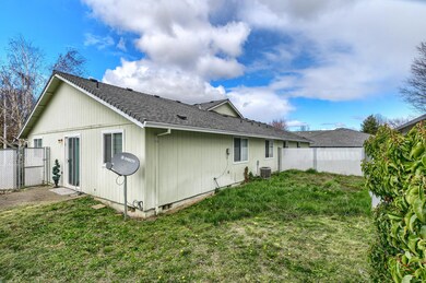 548 & 554 Brittni Ln, Central Point, OR 97502 - photo 6