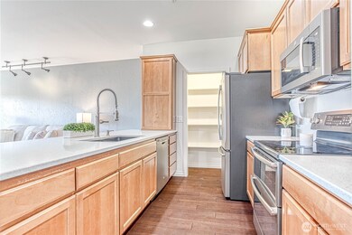 nice open kitchen w lots of storage