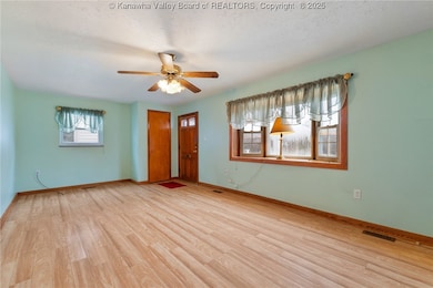 2368 Adams Ave, Saint Albans, WV 25177 - photo 5