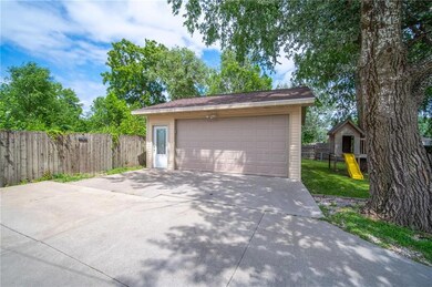 2228 Maple St, Des Moines, IA 50317 - photo 2