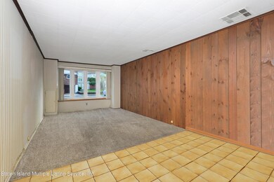 (4) FAMILY ROOM