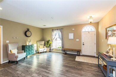Ante room/entry.