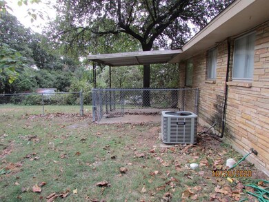 812 Vickie Dr, Azle, TX 76020 - photo 5