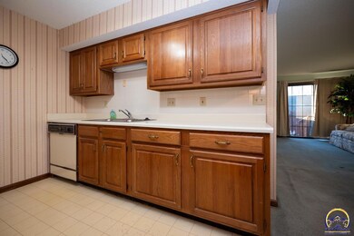 5603 SW Foxcroft Cir S unit 104, Topeka, KS 66614 - photo 6