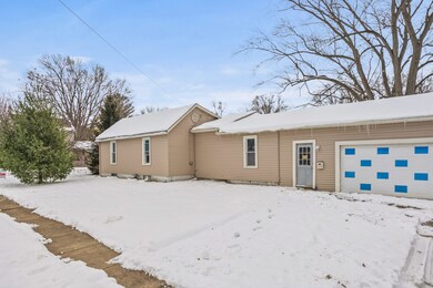 319 E Grant St, Monticello, IL 61856 - photo 3