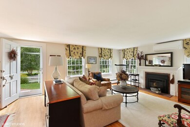 02_9SetucketRD_1_LivingRoom_MLSuse_1500x