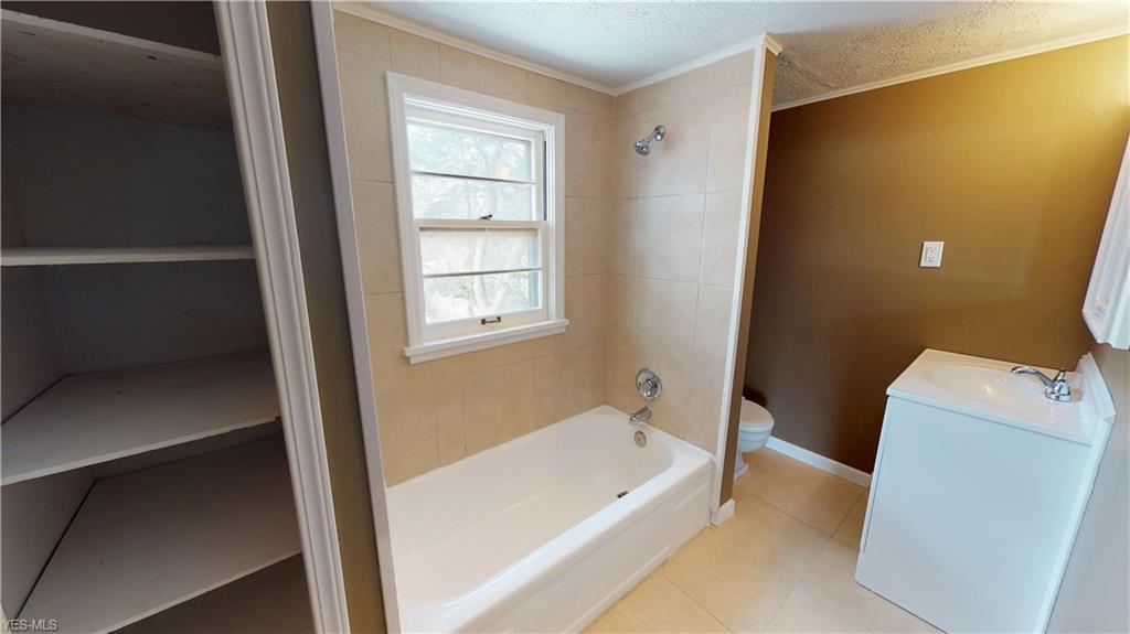 2142 Green Ridge Dr, Wickliffe, OH 44092 - photo 4