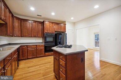 9974 Cyrandall Dr, Oakton, VA 22124 - photo 4