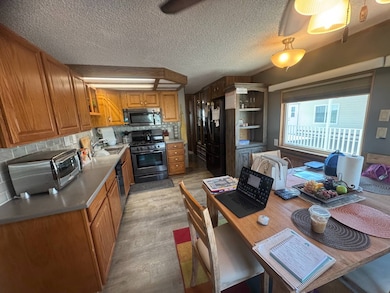 Kitchen / Dining area