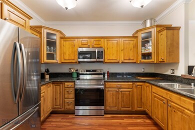 Kitchen - plentiful counter and cabinet space