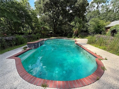 Pool w/ Spa & Water Wall