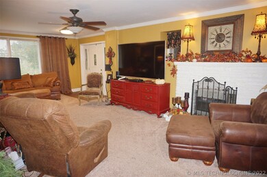 405 W Lookout St, Henryetta, OK 74437 - photo 3