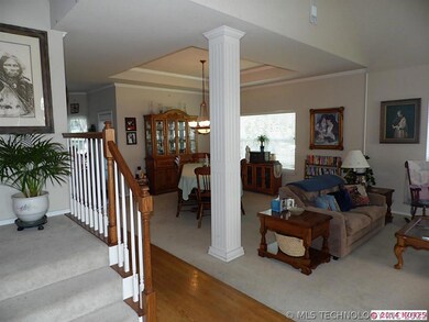 Formal dining room connects living room to the kit