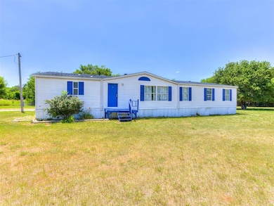 Manufactured / mobile home featuring a front yard