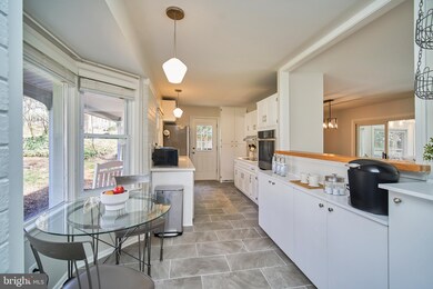 8945 Falling Creek Ct, Annandale, VA 22003 - photo 4