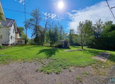 View of yard with a shed