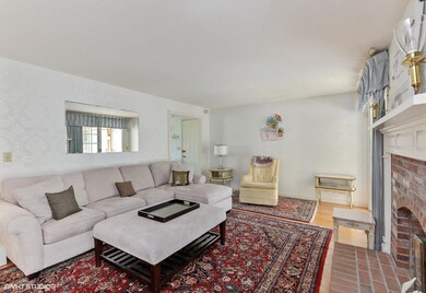 03_6MaddaketLane_10001_LivingRoom_MLSuse