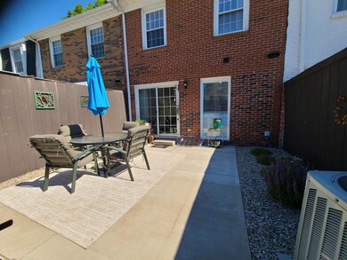 565 Simbury St, Columbus, OH 43228 - photo 5