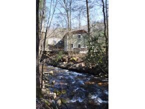 Georgeous Creekside Setting