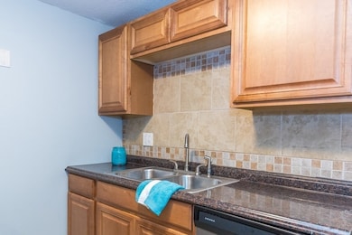 132 Thissell Ave unit 113, Dracut, MA 01826 - photo 4