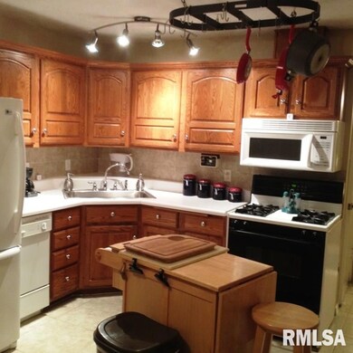 2010 W 34th St, Davenport, IA 52806 - photo 6