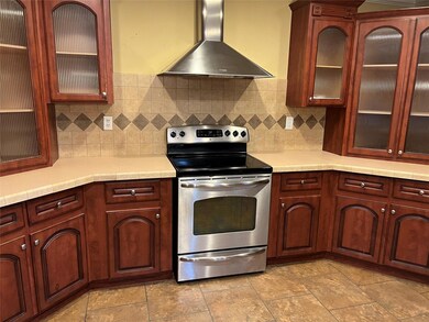 Lots of cabinet and counterspace in this kitchen.
