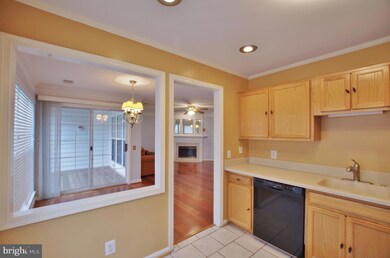 8242 Catbird Cir unit 8242D-, Lorton, VA 22079 - photo 6