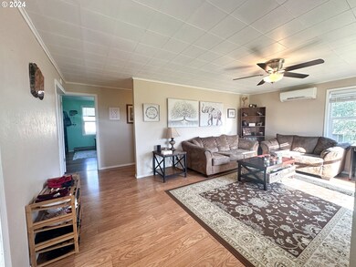 Living Room/Entrance